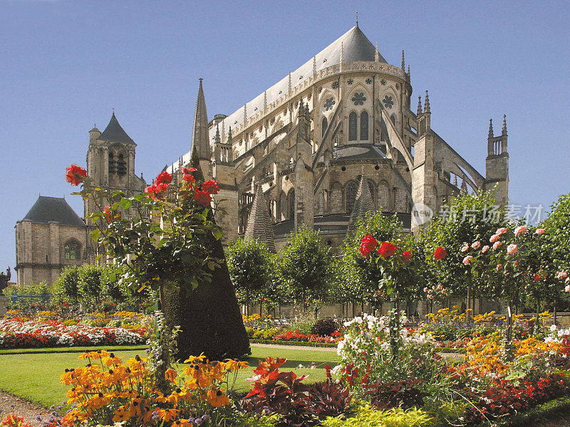 布尔日大教堂(法语:Cathédrale Saint-Étienne de Bourges)是位于法国布尔日的一座罗马天主教教堂。这座大教堂是献给圣斯蒂芬的，是布尔日大主教的所在地。它是哥特式和罗马式的建筑